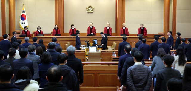 문형배 헌법재판소장 권한대행을 비롯한 헌법재판관들이 23일 서울 종로구 헌법재판소에서 열린 윤석열 대통령 탄핵 심판 4차 변론에 자리하고 있다. 뉴스1