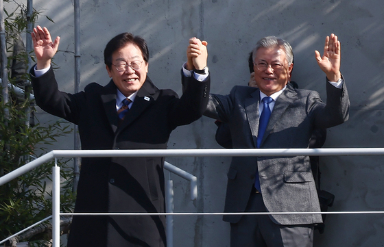 이재명 더불어민주당 대표가 30일 오후 경남 양산시 하북면 평산마을 문재인 전 대통령 사저를 방문해 문 전 대통령을 예방, 손을 맞잡고 지지자들을 향해 인사하고 있다. 뉴스1