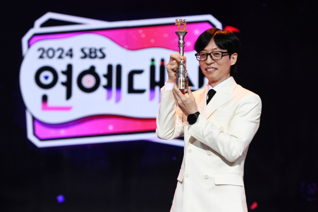 유재석이 29일 '2024 SBS 연예대상'서 대상을 받은 뒤 기념촬영하고 있다. 사진 제공=[SBS