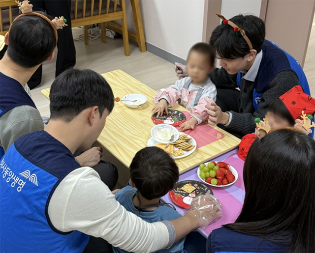 동양생명 직원들이 지난해 12월 서울 성동구의 한 아동복지시설에서 쿠킹 클래스 봉사 활동을 하고 있다. 사진 제공=동양생명