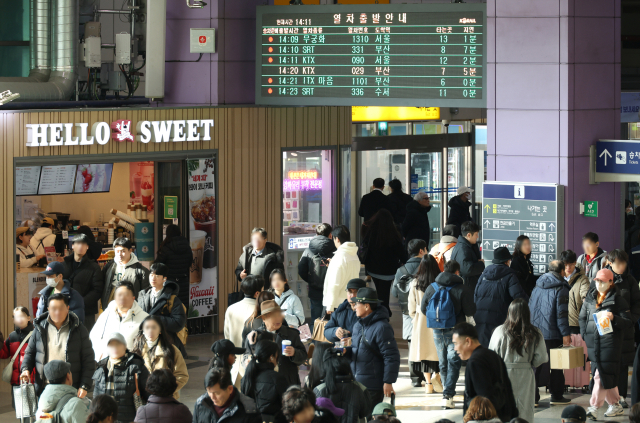 “가족들과 화투치고, 혼자선 술 마셨다”…설 명절 편의점 매출 뜯어보니