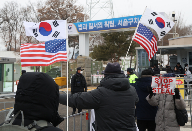 31일 오전 경기도 의왕시 서울구치소 앞에서 윤석열 대통령 지지자들이 태극기를 흔들고 있다. 연합뉴스