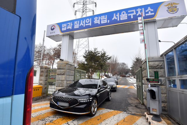 윤석열 대통령에 대한 일반 접견이 허용된 31일 오전 경기 의왕시 서울 구치소에서 정진석 대통령비서실장 등 대통령실 참모들이 탑승한 것으로 추정되는 차량들이 빠져나오고 있다. 뉴스1