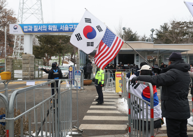 31일 오전 경기도 의왕시 서울구치소 앞에서 윤석열 대통령 지지자들이 태극기를 흔들고 있다. 연합뉴스