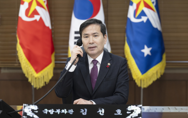 김선호 국방부장관 직무대행이 31일 피트 헤그세스 신임 美 국방장관과 공조통화를 하고 있다. 사진 제공=국방부