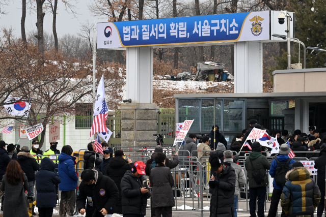 정진석 대통령비서실장을 비롯한 대통령실 참모들이 구속 수감된 윤석열 대통령 접견한 가운데 31일 경기도 의왕 서울구치소 앞에서 윤 대통령 지지자들이 구호를 외치고 있다. 조태형 기자