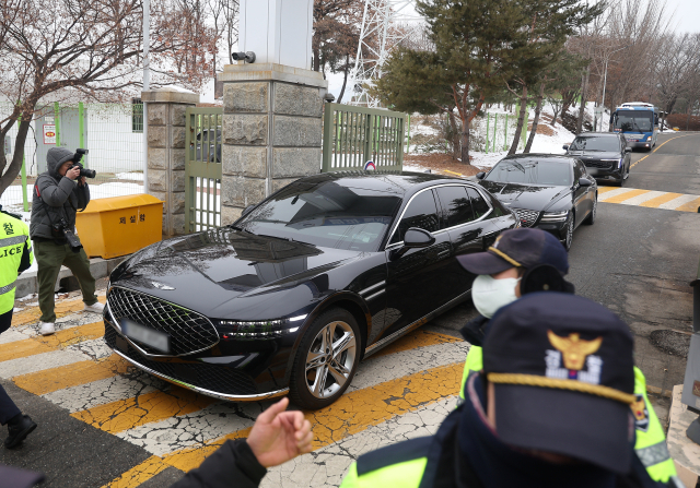 윤석열 대통령 접견을 마친 정진석 대통령비서실장 등 대통령실 참모들이 탄 것으로 추정되는 차량이 31일 오전 경기도 의왕시 서울구치소를 빠져나오고 있다. 연합뉴스