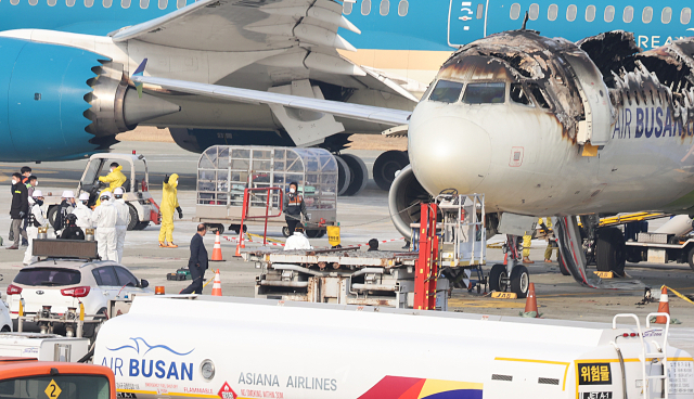 31일 부산 김해국제공항 관계자들이 에어부산 사고기에서 승객 위탁수화물을 내려 옮기고 있다. 연합뉴스