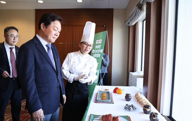 박완수(왼쪽) 경남도지사가 31일 일본 도쿄 신주쿠 게이오호텔에서 열린 경남 농수산식품 수출상담회에 참석해 도내 농수산물 수출 마케팅 활동을 하고 있다. 사진 제공=경남도