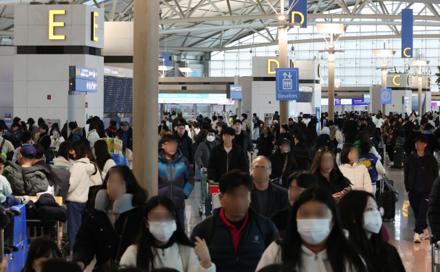 27일 인천국제공항 제1터미털 출국장이 이용객으로 붐비고 있다. 연합뉴스