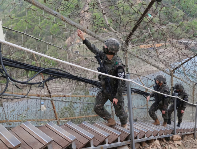 육군 7사단 일반전초(GOP) 장병들이 철책을 따라 이동하며 정밀 점검을 하고 있다. 사진 제공=육군