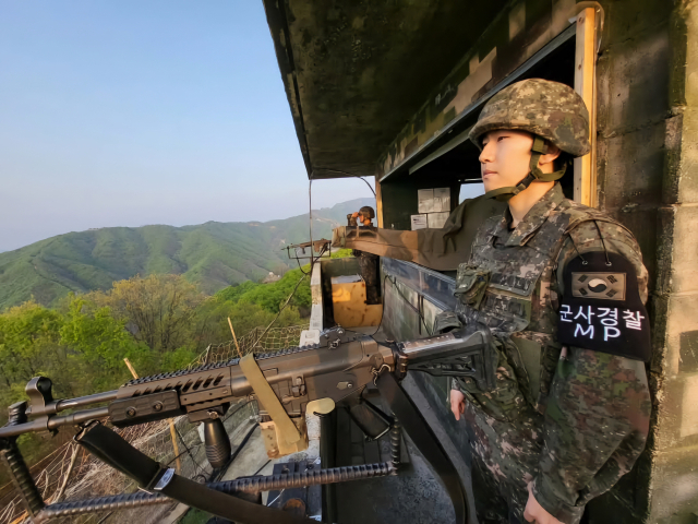 육군 7사단 장병들이 일반전초(GOP) 초소에서 경계 작전 근무를 서고 있다. 사진 제공=육군