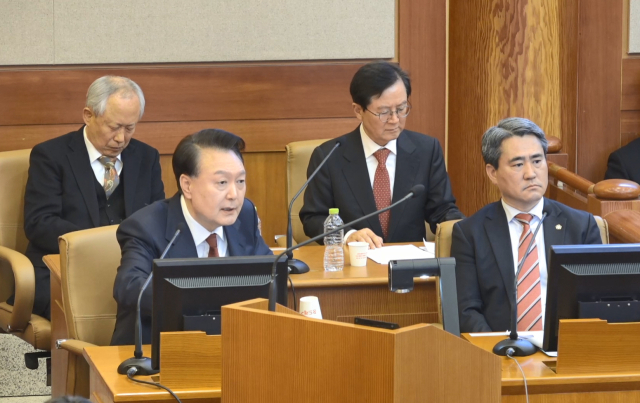 윤석열 대통령이 지난달 23일 서울 종로구 헌법재판소에서 열린 본인의 탄핵심판 4차변론에서 증인으로 출석한 김용현 전 국방부 장관에게 직접 증인신문을 하고 있다. 연합뉴스