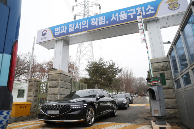 서울구치소 빠져나오는 차량들 (의왕=연합뉴스) 김성민 기자 = 윤석열 대통령 접견을 마친 정진석 대통령비서실장 등 대통령실 참모들이 탄 것으로 추정되는 차량이 31일 오전 경기도 의왕시 서울구치소를 빠져나오고 있다. 2025.1.31 ksm7976@yna.co.kr (끝) <저작권자(c) 연합뉴스, 무단 전재-재배포, AI 학습 및 활용 금지>