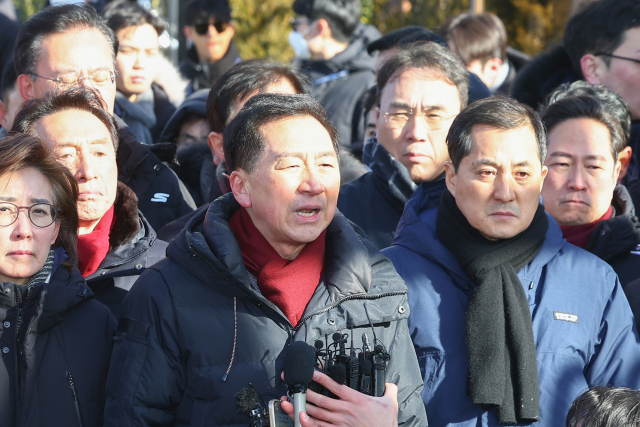 고위공직자범죄수사처(공수처)와 경찰이 윤석열 대통령에 대한 2차 체포영장 집행에 나선 지난달 15일 서울 용산구 한남동 대통령 관저 입구에서 김기현 국민의힘 의원이 발언하고 있다. 연합뉴스