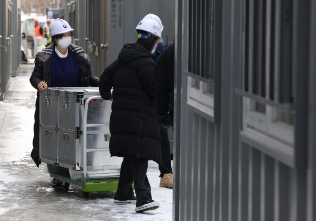 국립한글박물관 관계자들이 수장고에서 꺼낸 국가유산을 인근 국립중앙박물관으로 이송하고 있다. 연합뉴스