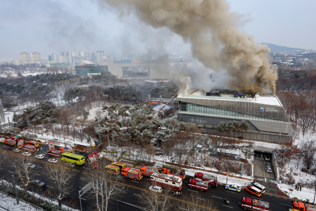 1일 서울 용산구 국립한글박물관에서 불이 나자 소방관들이 건물 옥상에서 화재 진압을 시도하고 있다. 연합뉴스