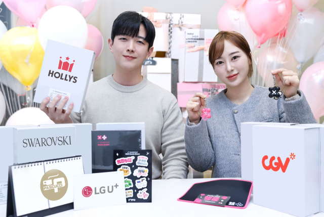 LG유플러스 직원들이 유플투쁠을 소개하고 있다. 사진 제공=LG유플러스