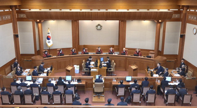 윤석열 대통령(오른쪽)이 지나 달 23일 서울 종로구 헌법재판소에서 열린 본인의 탄핵심판 4차변론에서 증인으로 출석한 김용현 전 국방부 장관(가운데)에게 직접 증인신문을 하고 있다. 연합뉴스