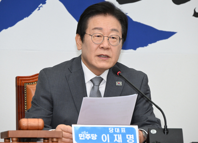 이재명 더불어민주당 대표가 31일 국회에서 열린 최고위원회의에서 현안에 관해 발언하고 있다. 오승현 기자