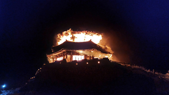 2일 0시 23분께 전북 무주군 덕유산 상제루 쉼터에 불이 나 소방 당국이 진화하고 있다. 사진제공=전북특별자치도 소방본부