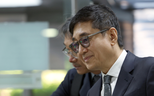 횡령·배임 의혹을 받는 이호진 전 태광그룹 회장이 특정경제범죄가중처벌 등에 관한 법률 위반(횡령) 등 혐의로 서울중앙지방법원에서 열린 구속 전 피의자 심문(영장실질심사)에 출석하고 있다. 뉴스1