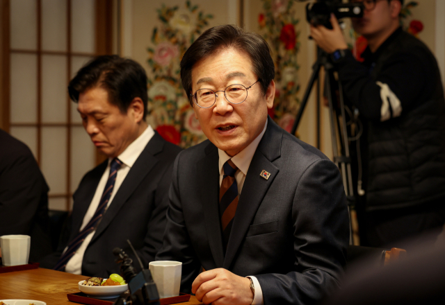이재명 더불어민주당 대표가 지난달 30일 경남 양산시 하북면 평산마을 문재인 전 대통령 사저를 방문해 문 전 대통령과 대화하고 있다. 연합뉴스