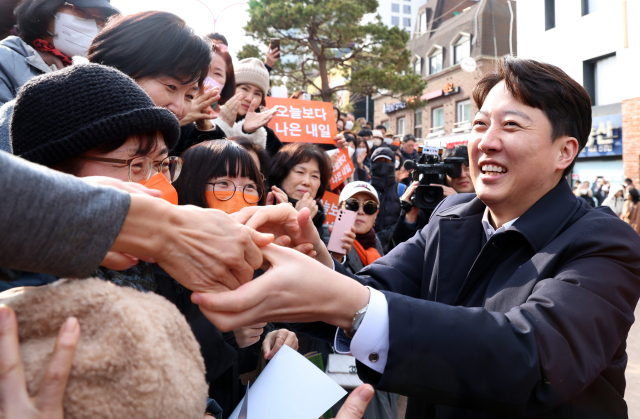 이준석 개혁신당 의원이 2일 서울 마포구 홍대거리에서 현안 기자회견을 하기에 앞서 지지자들과 인사를 하고 있다. 뉴스1