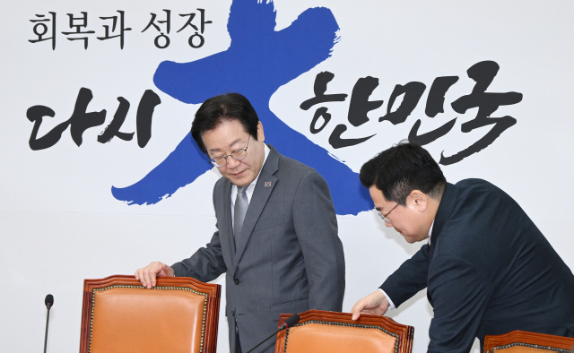 더불어민주당의 이재명(왼쪽) 대표와 박찬대 원내대표가 1월 31일 국회에서 열린 최고위원회의에 참석하고 있다. 오승현 기자