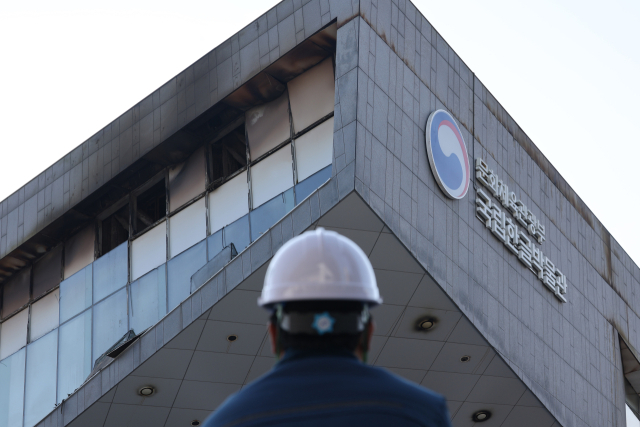 2일 오전 서울 용산구 국립한글박물관 창문이 지난 1일 발생한 화재로 인해 파손돼있다. 연합뉴스