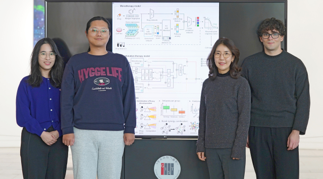 GIST 전기전자컴퓨터공학과 남호정 교수 연구팀은 암세포별 항암제의 조합과 투여 농도를 정밀하게 예측할 수 있는 인공지능(AI) 복합 항암제 예측 모델을 개발했다. 사진 왼쪽부터 이송연 박사과정생, 진일중 석박통합과정생, 남호정 교수, 마틴 슈무할렉 석박통합과정생. 사진 제공=GIST