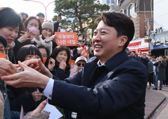 이준석 개혁신당 의원이 2일 서울 마포구 홍대 레드로드 버스킹거리에서 열린 정치 현안 관련 기자회견에 참석하며 지지자들과 인사를 나누고 있다. 연합뉴스