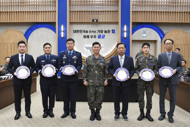 3일 공군본부 대회의실에서 이영수(가운데) 공군참모총장과 ‘2024년 공군을 빛낸 인물’ 수상자들이 기념사진을 찍고 있다. 사진제공=공군