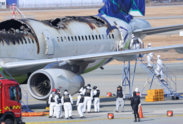 3일 오전 부산 강서구 김해국제공항 에어부산 화재현장에서 국토부 항공철도사고조사위원회와 프랑스 항공사고조사위원회, 경찰, 소방 등이 합동감식을 진행하고 있다. 연합뉴스