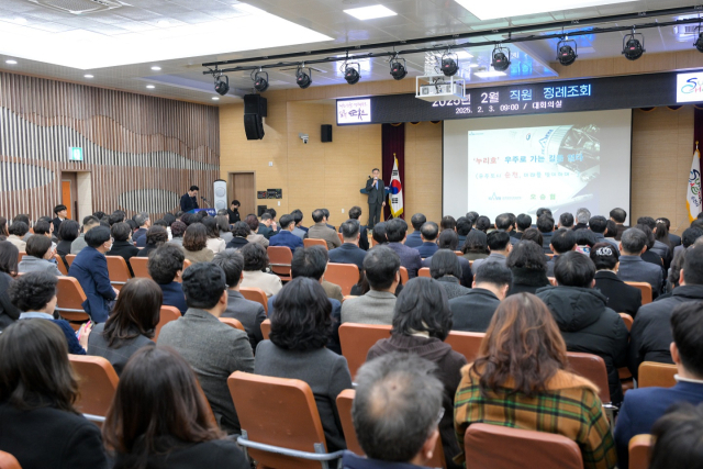 구내 우주발사체 분야 최고권위자인 한국항공우주연구원 오승협 책임연구원이 3일 순천시청에서 열린 우주·항공산업에 대한 특별강연을 진행하고 있다. 사진 제공=순천시