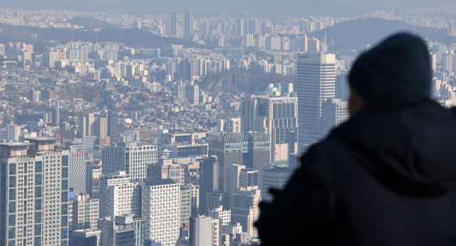 서울 남산에서 바라본 시내 아파트 단지와 빌라 모습. 연합뉴스