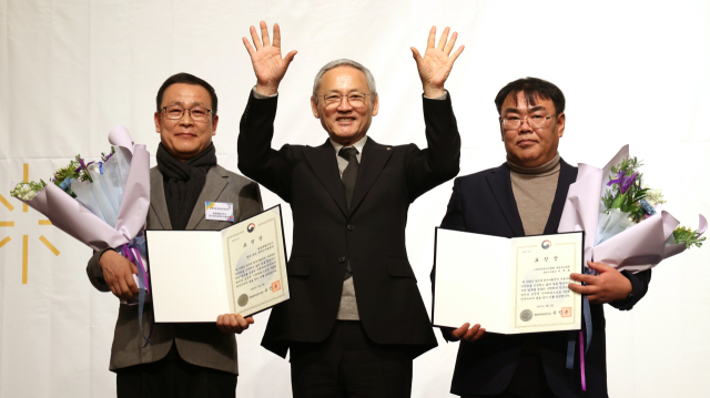 유인촌 문화체육관광부 장관이 3일 서울 서대문구 스위스그랜드호텔 그랜드볼룸에서 열린 제5회 한국수어의 날 기념식에서 한국수어발전 유공자에게 장관 표창을 수여한 뒤 기념촬영을 하고 있다. 왼쪽부터 세종시 청각·언어장애인지원센터, 유 장관, 이재호 지회장. 사진 제공=문체부