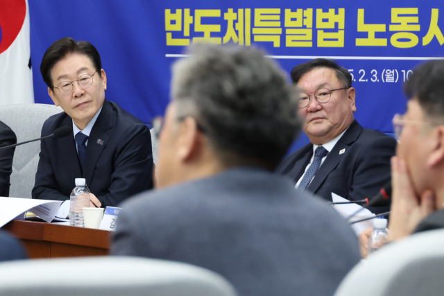 이재명 더불어민주당 대표가 3일 국회에서 ‘행복하고 정의로운 대한민국, 반도체특별법 노동시간법 적용제외 어떻게?’라는 주제로 열린 ‘정책 디베이트’에서 참석자의 발언을 듣고 있다. 연합뉴스