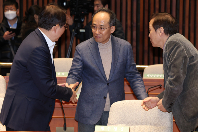 추경호 국민의힘 의원이 1월 15일 오전 서울 여의도 국회에서 열린 비상의원총회에 참석해 인사나누고 있다. 뉴스1