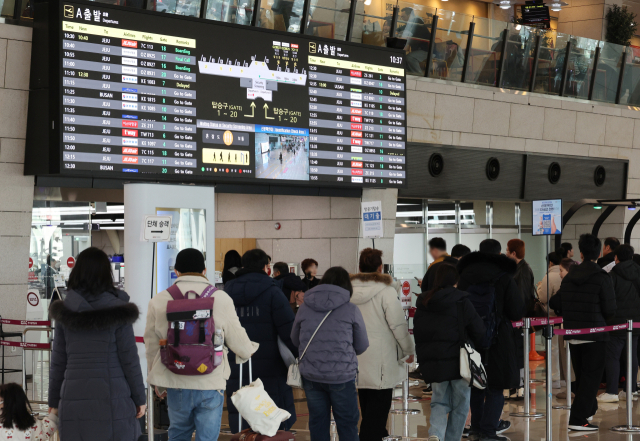 설 연휴가 시작된 26일 서울 강서구 김포공항 국제선 청사가 여행객으로 붐비고 있다. 연합뉴스