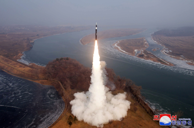 북한이 지난달 6일 시험발사한 극초음속 중장거리탄도미사일(IRBM). 조선중앙통신·연합뉴스