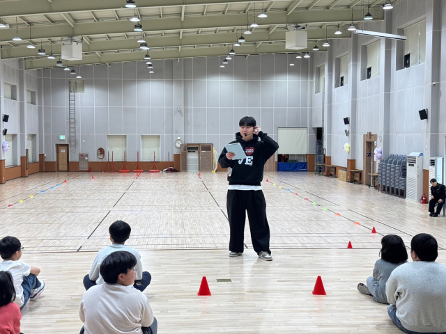 인하대학교 동계방학 봉사팀이 지역 아동을 대상으로 문화체육활동을 하고 있다. 사진제공=인하대