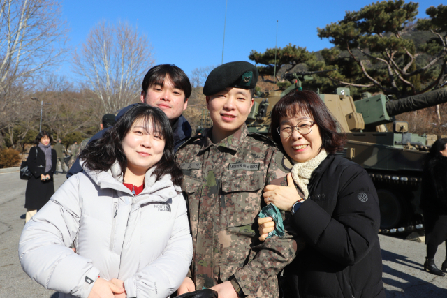 현지연합훈련단 장병이 가족들과 함께 기념사진을 촬영하고 있다. 사진제공=육군