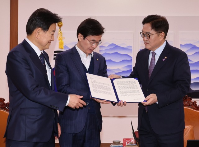 우원식 국회의장이 3일 오후 서울 여의도 국회에서 열린 미국, 유럽 특별방문단 의장친서 전달 차담회에서 미국 특별방문단 정동영(더불어민주당), 조경태(국민의힘) 의원에게 친서를 전달하고 있다. 연합뉴스