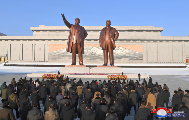 북한이 설명절을 맞아 각지에 있는 김일성·김정일 동상에 일꾼들과 근로자들,인민군장병들과 청소년학생들이 꽃바구니와 꽃다발들을 진정했다고 조선중앙통신이 지난달 30일 보도했다. 조선중앙통신 연합뉴스