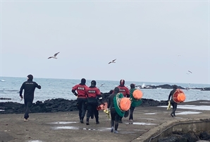 해경도 못 찾은 '제주 어선 사고' 실종자…베테랑 '해녀'들이 찾았다