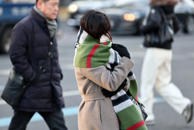 절기상 입춘인 3일 오전 서울 세종대로 사거리에서 시민들이 길을 건너고 있다.연합뉴스