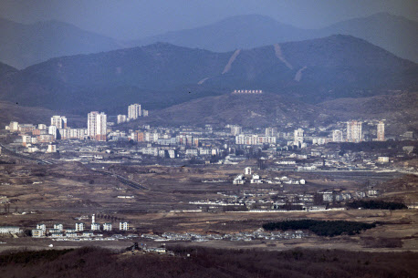 경기도 파주시 접경지역에서 바라본 북한 개성 시내 일대. 연합뉴스.