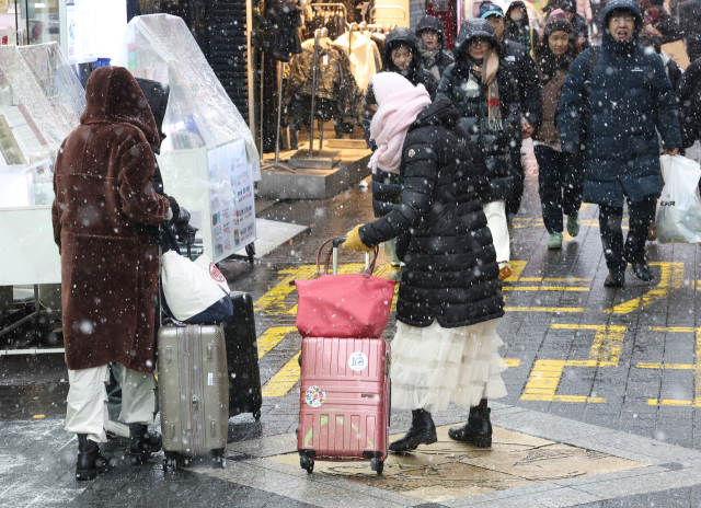 지난달 31일 서울 중구 명동에서 외국인 관광객이 이동하고 있다. 연합뉴스