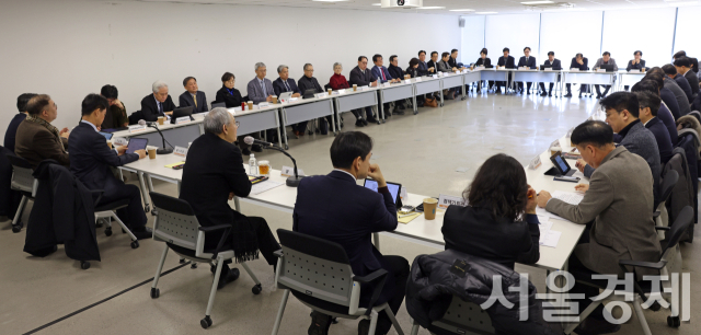 유인촌 문화체육관광부 장관이 3일 서울 종로구 국립현대미술관 서울관 회의실에서 열린 문체부 확대기관장회의에서 발언을 하고 있다. 사진 제공=문체부